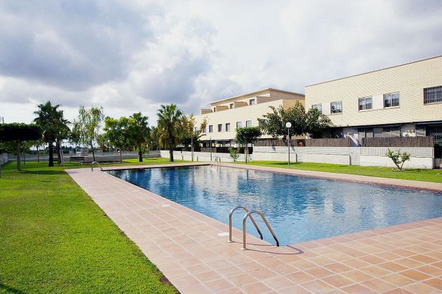Foto 1 de Casa adossada en venda a Montbrió del Camp de 3 habitacions amb terrassa i piscina