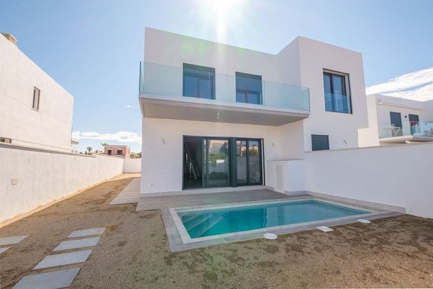 Foto 1 de Casa en venda a calle La Roca de 4 habitacions amb terrassa i piscina