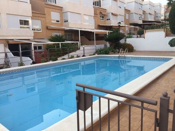 Foto 1 de Casa adossada en venda a Cabo de las Huertas de 5 habitacions amb piscina i jardí