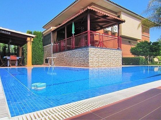Foto 1 de Casa adossada en venda a Almajada-Ravel de 4 habitacions amb piscina i jardí