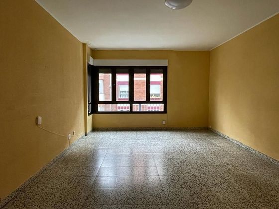 Foto 1 de Venta de piso en Flores de Sil - La Placa de 4 habitaciones con balcón y calefacción