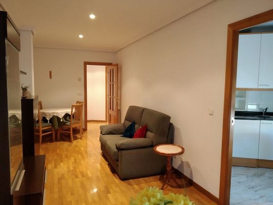 Foto 2 de Piso en alquiler en Zona Alta de 2 habitaciones con muebles y balcón