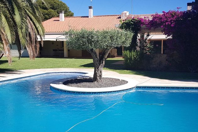 Foto 1 de Chalet en venta en pasaje Bergantí de 5 habitaciones con terraza y piscina