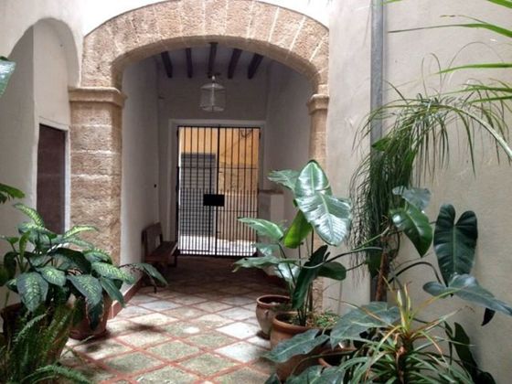 Foto 2 de Pis en venda a La Llotja - Sant Jaume de 4 habitacions amb terrassa i balcó