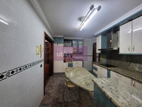 Foto 2 de Pis en venda a Praza Independencia de 4 habitacions amb ascensor