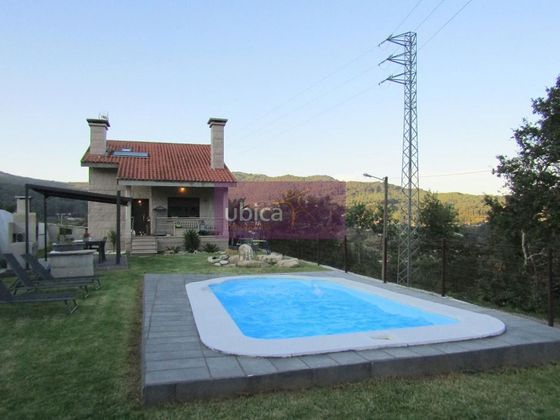 Foto 1 de Chalet en venta en Tui de 3 habitaciones con terraza y piscina