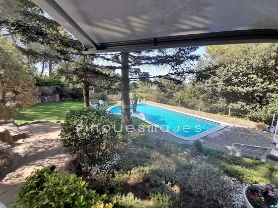 Foto 1 de Chalet en venta en Vacarisses de 4 habitaciones con terraza y piscina