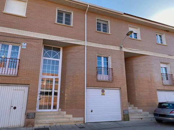 Foto 1 de Casa adossada en venda a Cigales de 4 habitacions amb terrassa i garatge