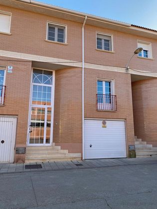 Foto 2 de Casa adossada en venda a Cigales de 4 habitacions amb terrassa i garatge