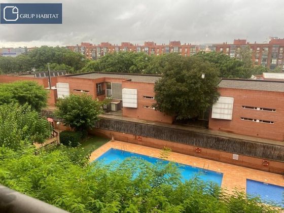 Foto 2 de Venta de piso en Almeda - El Corte Inglés de 3 habitaciones con terraza y piscina
