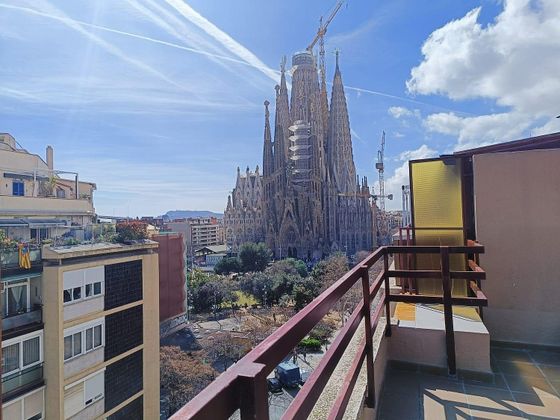 Foto 2 de Alquiler de piso en La Sagrada Família de 2 habitaciones con terraza y muebles