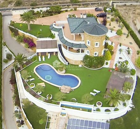 Foto 1 de Xalet en venda a El Fondo de les Neus-El Hondon de las Nieves de 5 habitacions amb terrassa i piscina