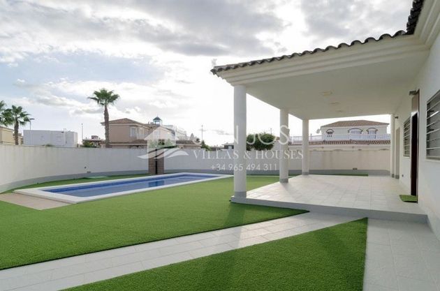Foto 1 de Chalet en venta en Gran Alacant de 4 habitaciones con piscina y jardín