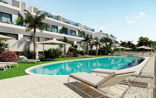 Foto 1 de Casa en venda a Centro - Torrevieja de 2 habitacions amb terrassa i piscina