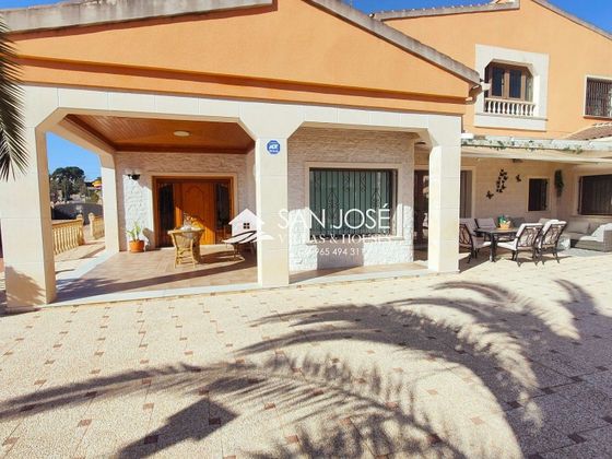 Foto 1 de Xalet en venda a El Fondo de les Neus-El Hondon de las Nieves de 4 habitacions amb piscina i garatge