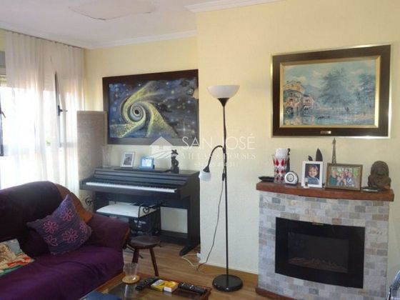 Foto 1 de Piso en venta en Vistahermosa de 4 habitaciones con jardín y aire acondicionado