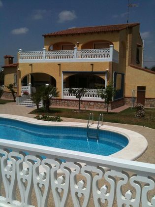 Foto 1 de Chalet en venta en Albatera de 5 habitaciones con terraza y piscina
