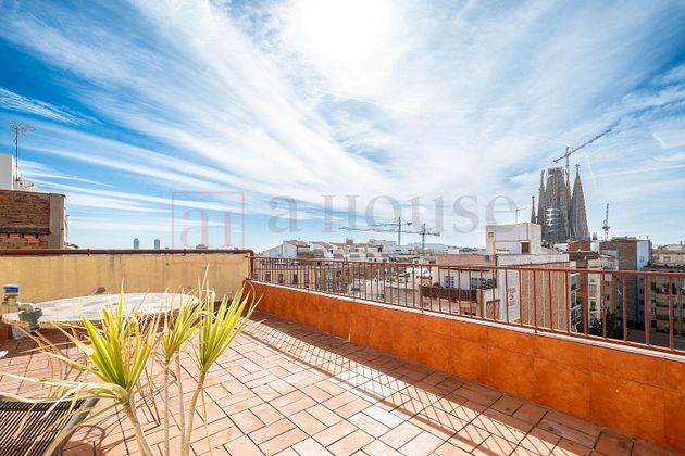 Foto 1 de Àtic en venda a La Sagrada Família de 2 habitacions amb terrassa i balcó