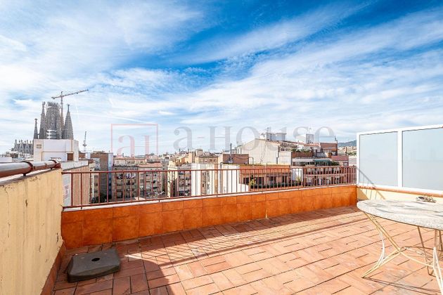 Foto 2 de Àtic en venda a La Sagrada Família de 2 habitacions amb terrassa i balcó