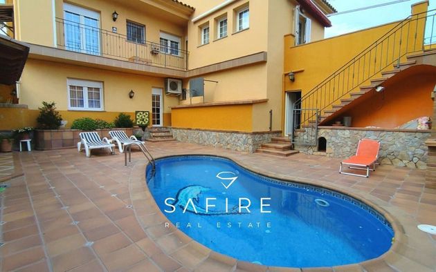 Foto 1 de Xalet en venda a Sils de 5 habitacions amb terrassa i piscina