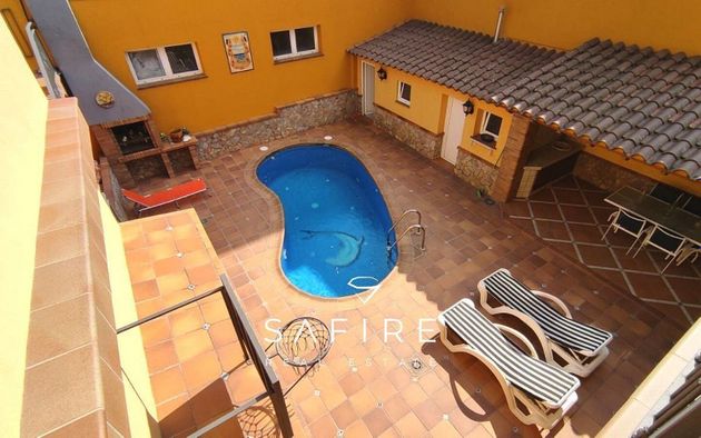 Foto 2 de Xalet en venda a Sils de 5 habitacions amb terrassa i piscina