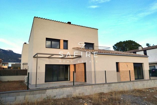 Foto 2 de Casa en venta en Tortellà de 3 habitaciones con terraza y jardín