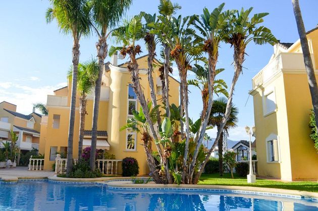 Foto 1 de Casa adossada en venda a Les Marines/Las Marinas de 3 habitacions amb terrassa i piscina