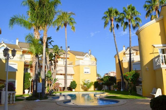 Foto 2 de Casa adossada en venda a Les Marines/Las Marinas de 3 habitacions amb terrassa i piscina
