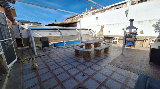 Foto 2 de Chalet en venta en Esquivias de 4 habitaciones con piscina y garaje