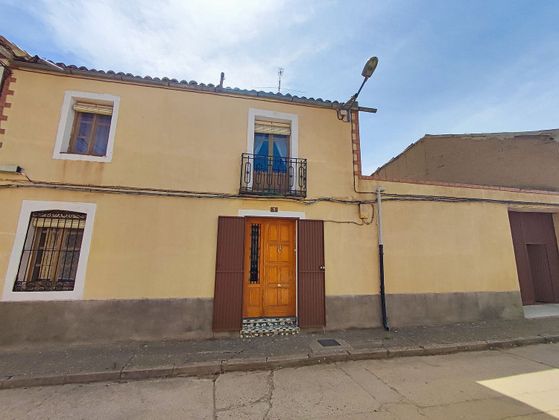 Foto 2 de Casa en venta en Villarramiel de 4 habitaciones con garaje y jardín