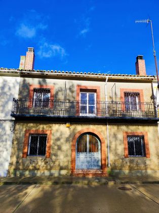 Foto 1 de Casa en venda a calle Villarramiro de 4 habitacions amb terrassa i garatge
