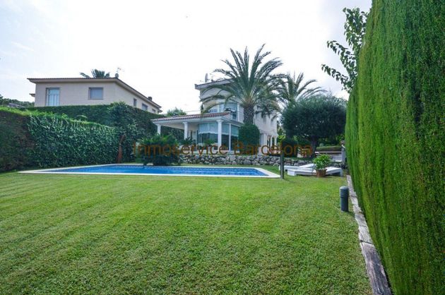 Foto 2 de Venta de chalet en Alella de 5 habitaciones con terraza y piscina
