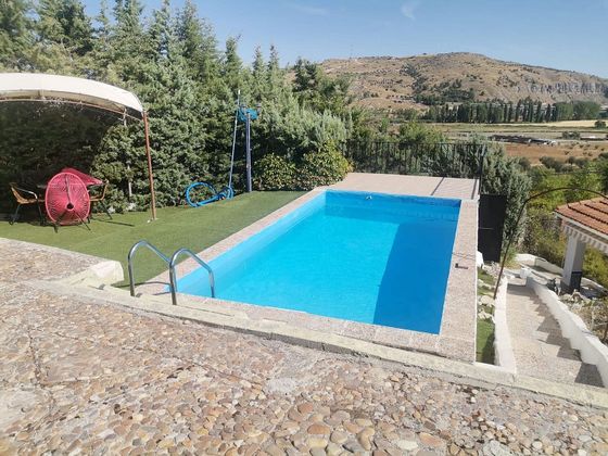 Foto 2 de Xalet en venda a Perales de Tajuña de 3 habitacions amb piscina i jardí