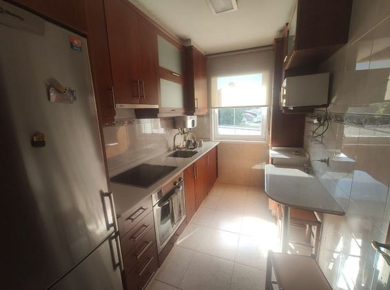 Foto 1 de Piso en venta en Castiñeiriño - Cruceiro de Sar de 3 habitaciones con garaje y calefacción