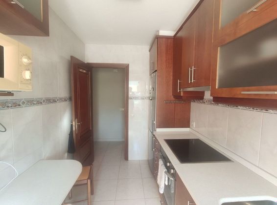Foto 2 de Pis en venda a Castiñeiriño - Cruceiro de Sar de 3 habitacions amb garatge i calefacció