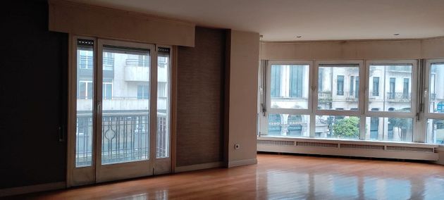 Foto 1 de Venta de piso en Areal – Zona Centro de 5 habitaciones con garaje y balcón