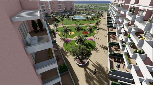 Foto 1 de Venta de piso en Urbanizaciones de 3 habitaciones con terraza y piscina