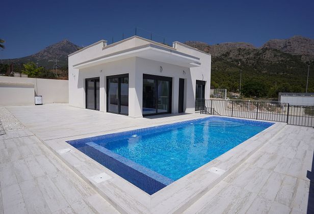 Foto 1 de Chalet en venta en Polop de 3 habitaciones con terraza y piscina