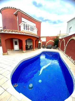 Foto 2 de Venta de chalet en Empuriabrava de 4 habitaciones con terraza y piscina