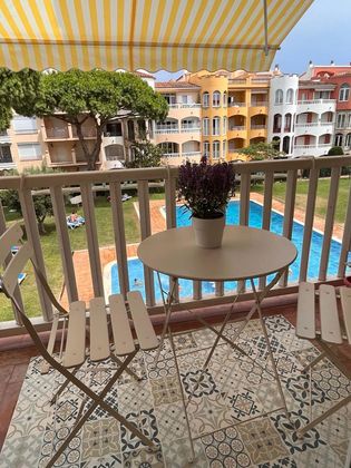 Foto 1 de Venta de piso en Empuriabrava de 2 habitaciones con terraza y piscina