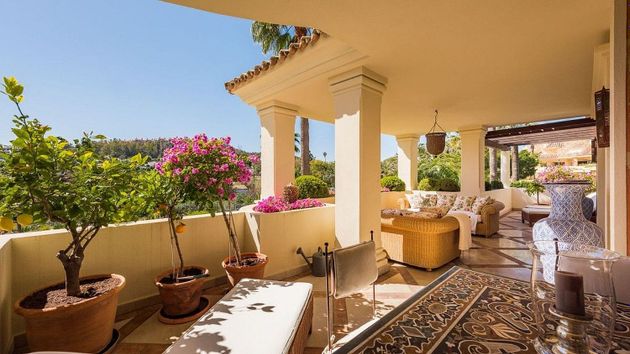 Foto 2 de Pis en venda a Nueva Andalucía centro de 3 habitacions amb terrassa i piscina