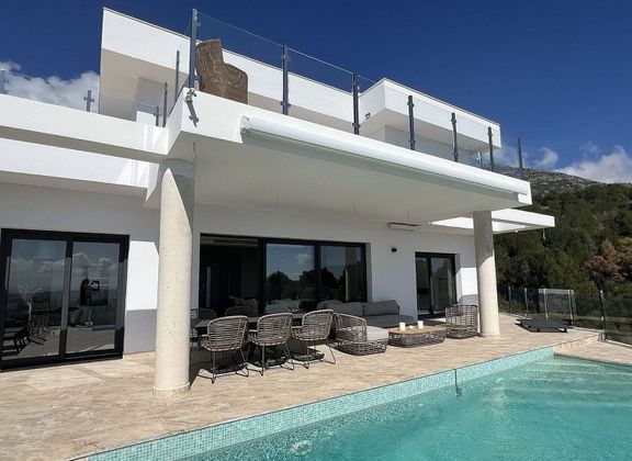 Foto 1 de Casa en venda a El Faro de Calaburra - Chaparral de 3 habitacions amb terrassa i piscina