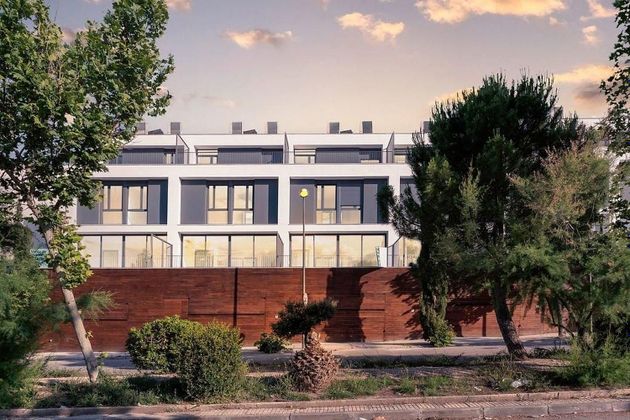 Foto 1 de Casa en venda a Nuevo Aranjuez de 4 habitacions amb terrassa i piscina
