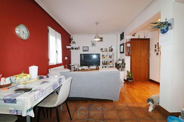 Foto 1 de Piso en venta en Pinar - Anaka - Belaskoenea de 2 habitaciones con jardín y balcón
