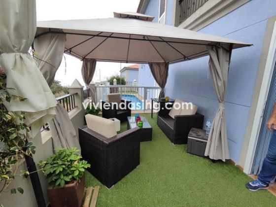Foto 2 de Venta de casa adosada en calle El Ingenio de 4 habitaciones con terraza y piscina