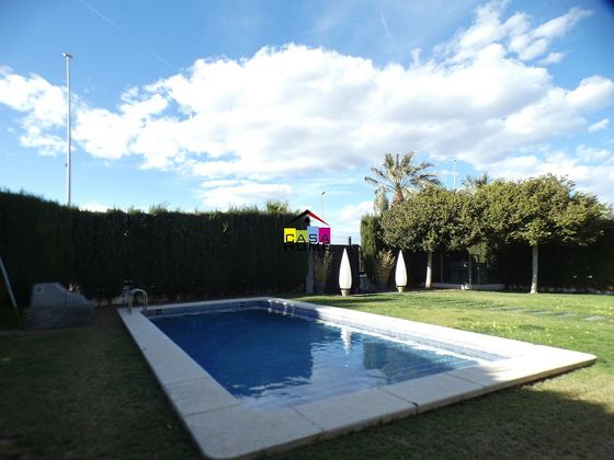 Foto 2 de Venta de chalet en Zona Playa de 4 habitaciones con terraza y piscina