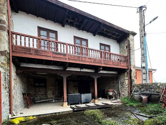 Foto 2 de Casa adosada en venta en Polanco de 4 habitaciones con garaje y jardín