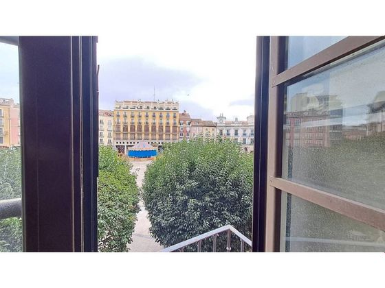 Foto 2 de Pis en venda a plaza Mayor de 4 habitacions amb balcó i calefacció