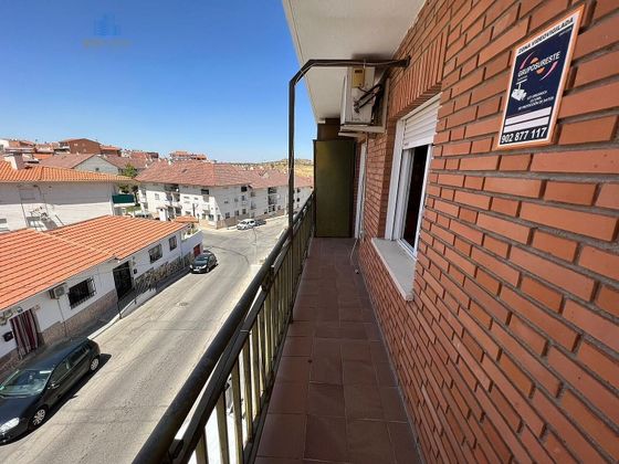 Foto 2 de Piso en venta en Campo Real de 3 habitaciones con terraza