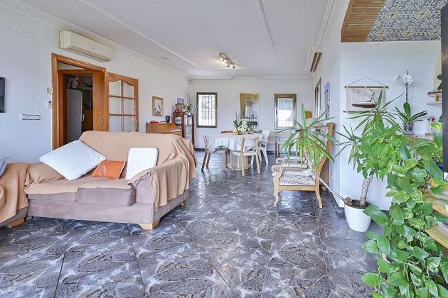 Foto 2 de Casa en venda a calle Menhir de 5 habitacions amb terrassa i piscina
